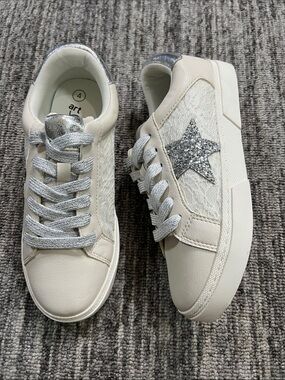 Art Class Kaitlyn Star Court Sneakers Girls Size 5
